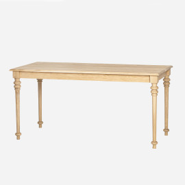 Holztisch im klassischen Stil