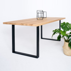 Holztisch mit Metallbeinen